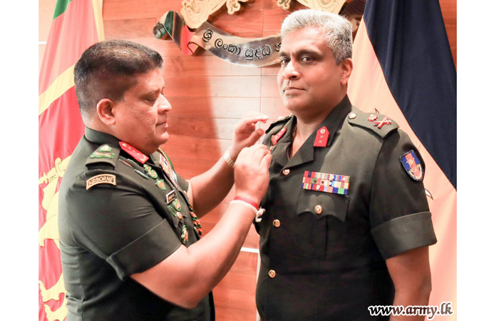 Major General Sanjaya Wanasinghe Receives Insignia from the Commander 