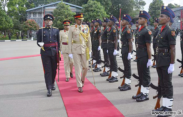 නව යුද්ධ හමුදා මාණ්ඩලික ප්‍රධානී තුමන්ට ශ්‍රී  ලංකා ඉංජිනේරු රෙජිමේන්තුවේ ගෞරවාචාරය පුදකරයි