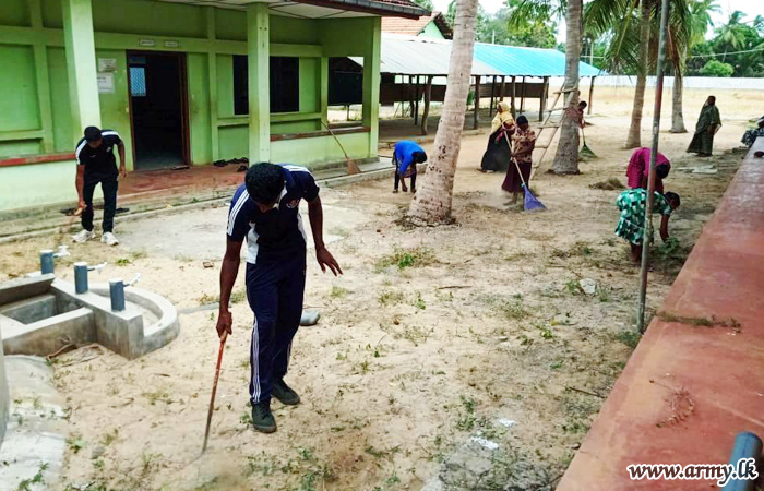 19 SLLI Troops Clean Nachchikuda Muslim School against Dengue