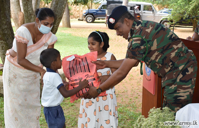 Students & Civilians Given Relief Incentives in Puttalam