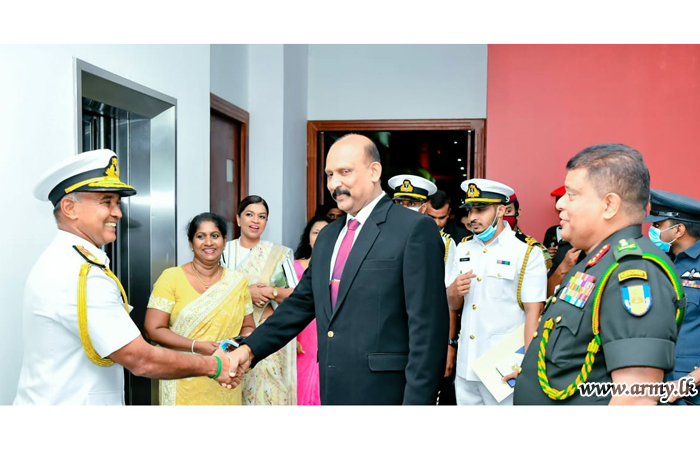 பாதுகாப்பு அமைச்சினால் கடற்படை தளபதிக்கு பிரியாவிடை