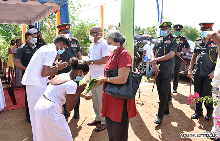 ஓய்வு பெற்ற மூத்த அதிகாரியின் அன்பளிப்புடன் குடும்ப நபருக்கு புதிய வீடு கையளிப்பு