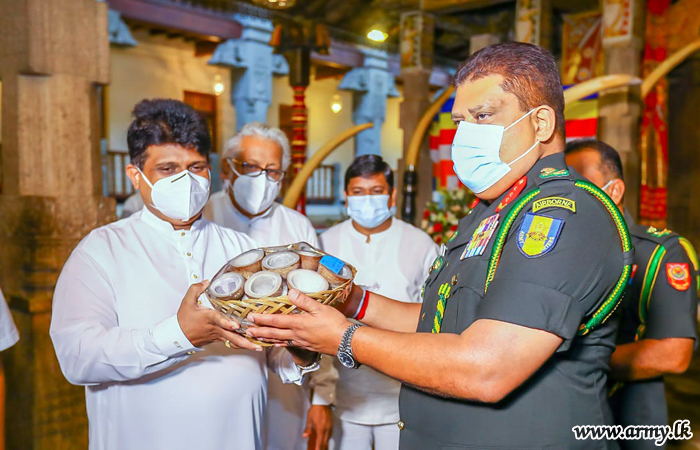 යුද්ධ හමුදාව ශ්‍රී දළඳා මාලිගාවේ වාර්ෂික ඇසළ පෙරහැර ආලෝකමත් කිරීමට ‘කොප්පරා’ පූජා කරති
