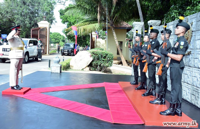 Outgoing Mullaittivu Commander Saluted 