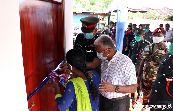 வாழ்வாதாரத்தில் பின் தங்கிய குடும்பத்தினருக்கு யாழ் பாதுகாப்பு படைத் தலைமையகத்தினால் உதவிகள்