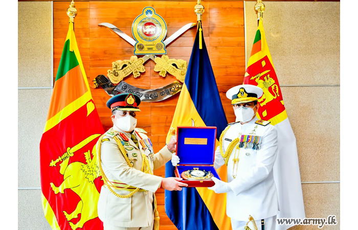 නව නාවික හමුදාධිපතිතුමන් යුද්ධ හමුදා හරසර මැද යුද්ධ හමුදා මූලස්ථානය වෙත පිළිගැනේ