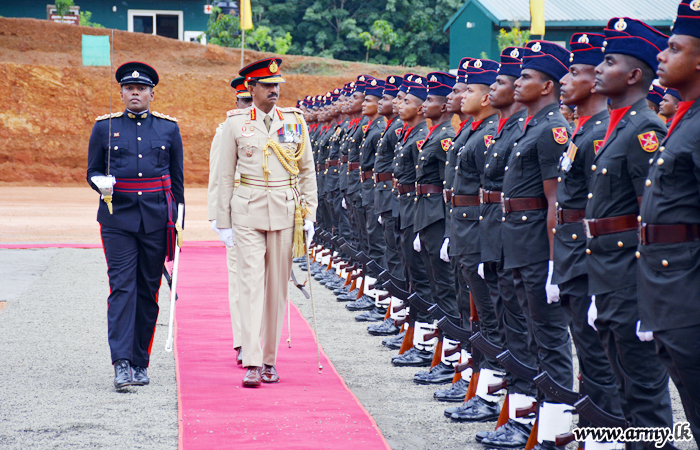 ශ්‍රී ලංකා යුද්ධ හමුදා ස්වේච්ඡා බලසේනා මුලස්ථානයේ භටපිරිස් හිටපු සේනාවිධායකතුමන්ට සිය ගෞරවාචාරය පිරිනමයි