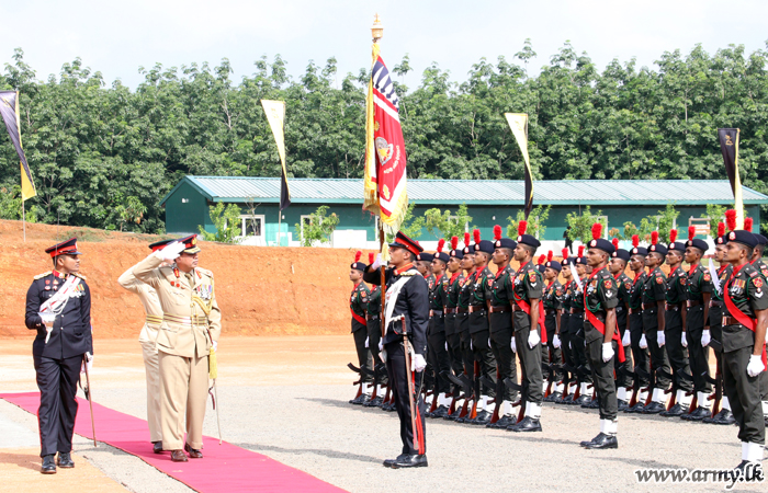 ශ්‍රී ලංකා යුද්ධ හමුදා ස්වේච්ඡා බලසේනා මුලස්ථානයේදී නික්මයන සේනාවිධායකතුමන්ට ගෞරවාචාරය පිරිනමයි