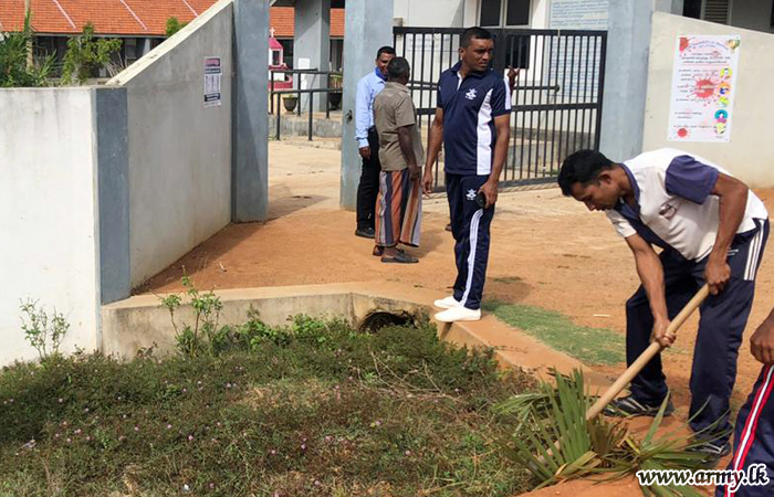 Troops Clean Against Outbreak of Dengue