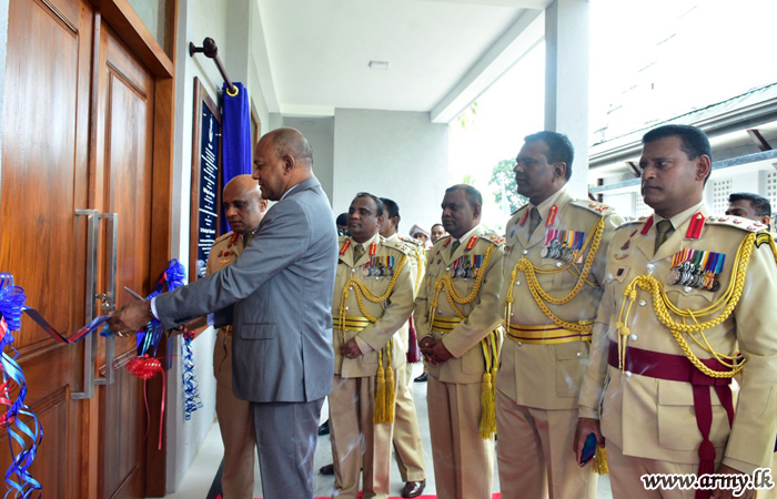 ශ්‍රී ලංකා පාබල හමුදා රෙජිමේන්තුවේ නව කාර්යාල සංකීර්ණය එම රෙජිමේන්තුවෙන් බිහි වූ විශ්‍රාමික යුද්ධ හමුදාධිපති සුරතින් විවෘත වේ