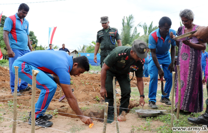 ඉදිකරන නව නිවසේහි විදුලි සැපයුම ලබාගැනීමට 682 වන බලසේනාවේ බලසේනාධිපතිතුමන්ගේ මූල්‍යමය සහාය 