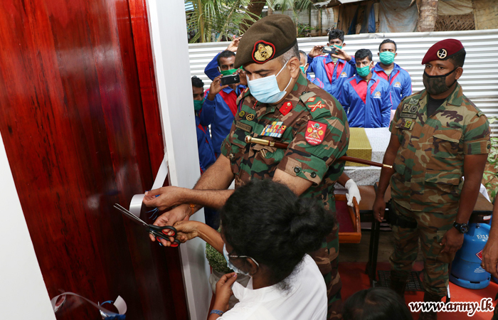 நன்கொடையாளர்களுடன் யாழ் படையினரால் குறைந்த வருமானம் குடும்பத்திற்கு புதிய வீடு வழங்கல்
