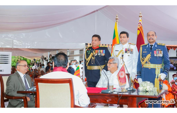 New Prime Minister Hon Mahinda Rajapaksa Takes Oath at Kelaniya Temple Premises