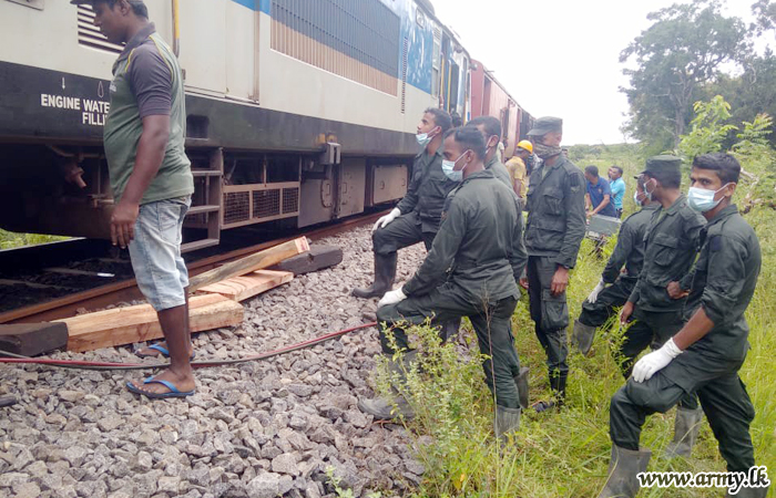 16 SLSR Troops in 561 Brigade Assist Restore Train Movement in North Alankulam