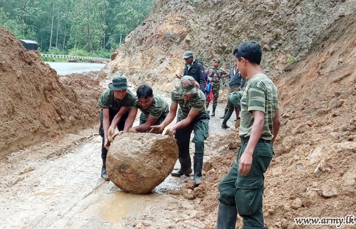 19 වන ශ්‍රී ලංකා ජාතික ආරක්‍ෂක බළමුළුවේ භටපිරිස් විසින් අවහිර වූ මාවුස්සාකැළේ මාර්ගය යළි යථා තත්ත්වයට පත් කරයි