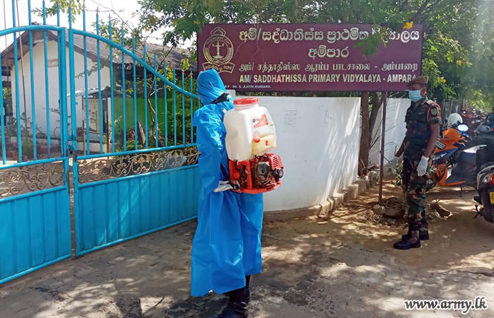 கிழக்கு படையினரால் வாக்களிப்பு நிலையங்கள் மற்றும் வாக்கெண்ணும் நிலையங்களில்   தொற்று நீக்கி பணிகள்