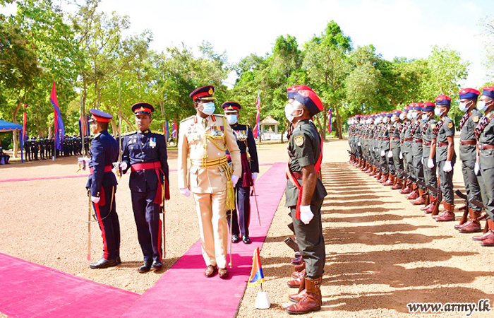 කිලිනොච්චි ආරක්‍ෂක සේනා ආඥාපතිතුමන්ට සිය රෙජිමේන්තුවේ ගෞරවාචාරය