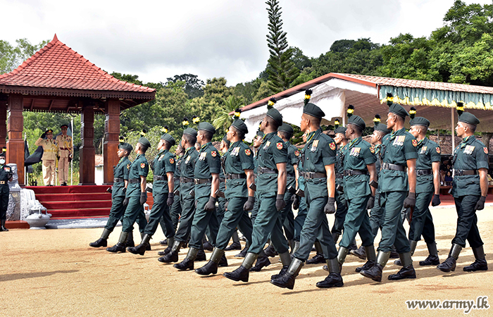SLSR Troops Bid Farewell to Two Dedicated Senior Officers, Maj Gen Manoj Mudannayake & Maj Gen Laksiri Waduge