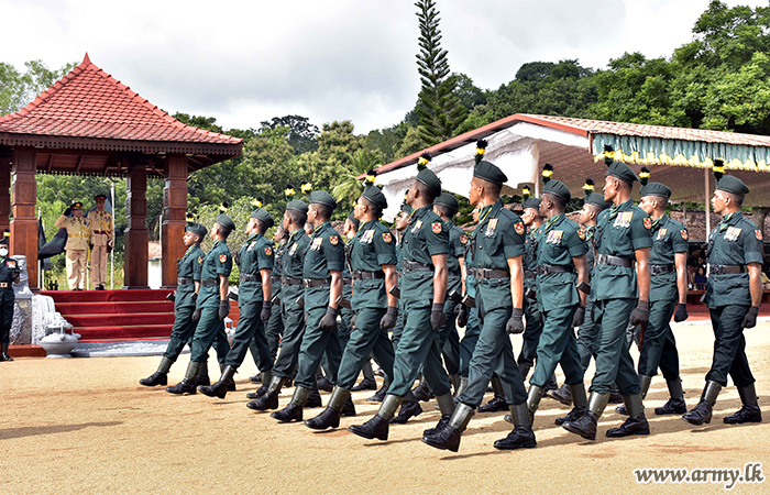 ශ්‍රී ලංකා සිංහ රෙජිමේන්තුවේ අනභිභවනීය ජ්‍යේෂ්ඨ නිලධාරින් දෙපලක් වන මේජර් ජෙනරාල් මනෝජ් මුදන්නායක සහ මේජර් ජෙනරාල් ලක්සිරි වඩුගේට සිය රෙජිමේන්තුවේ උපහාර