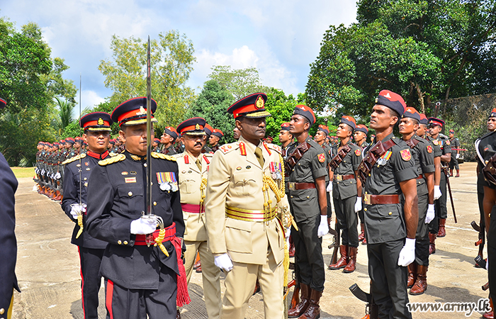 නික්ම යන මේජර් ජෙනරාල් අරුණ ආරියසිංහ වෙත කාලතුවක්කු රෙජිමේන්තුවේ ගෞරවාචාරය