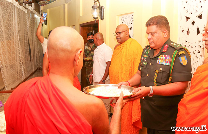 ගැටබරු දේවාලයේ විශේෂ ‘පූජාවක්’ පවත්වමින් කොවිඩ් - 19 වෛරසය මුලිනුපුටා දැමීමේ කර්තව්‍යයට උරදුන් සියලු පාර්ශවයන්ට ආශිර්වාද කරයි