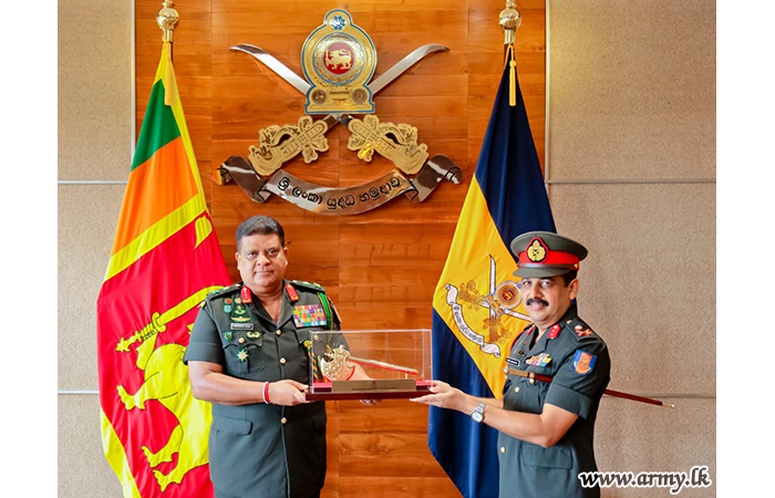 ஓய்வு பெற்றுச் செல்லவிருக்கும் மூத்த அதிகாரி இராணுவ தளபதியை சந்திப்பு