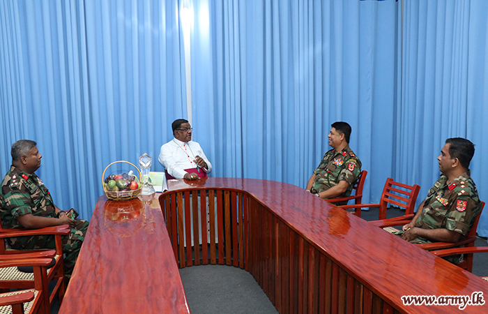 யாழ் ஆயர்  மற்றும் யாழ் மாவட்ட செயலாளர் ஆகியோரை  சந்தித்த யாழ் கட்டளைத் தளபதி