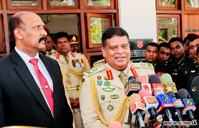 ආරක්‍ෂක ලේකම් සහ කොවිඩ්-19 පැතිරීම වැළැක්වීමේ ජාතික ක්‍රියාන්විත මධ්‍යස්ථානයේ ප්‍රධානී මාධ්‍ය වෙත අදහස් දක්වයි