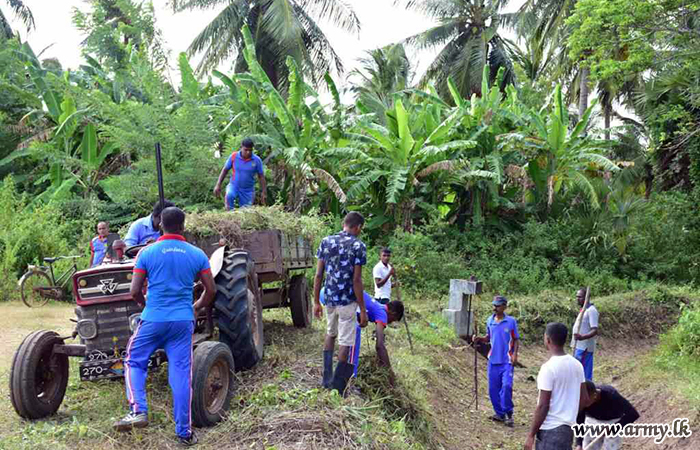 படையினரால்  கொடிகடயாரம்குள கால்வாய்கள் சுத்திகரிக்கும் பணிகள்