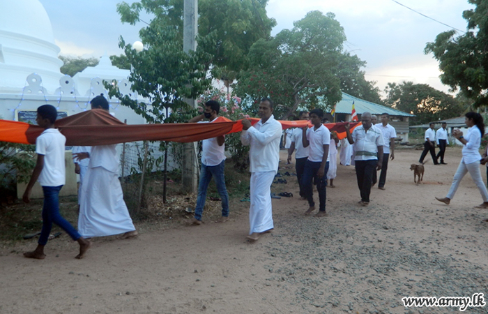 Troops Assist Conduct Religious Ceremony in Trinco