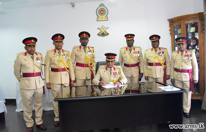 11 Division's New Genaral Officer Commanding Begins Duties