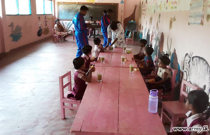 6  ஆவது இலங்கை  இராணுவ தேசிய  பாதுகாப்பு படையினரால் சிறார்களுக்கு மூலிகை பானம் வழங்கல்