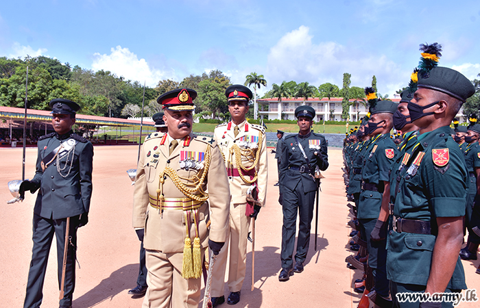 විශ්‍රාම දිවියට පා තබන ශ්‍රී ලංකා සිංහ රෙජිමේන්තුවේ රෙජිමේන්තු අධිපතිතුමන් වෙත සිය රෙජිමේන්තුවේ ගෞරවාචාර