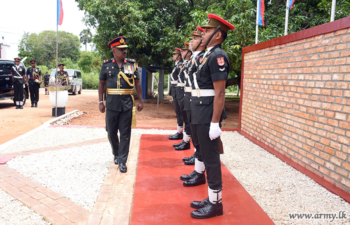 රාජකාරියෙන් නිකම යන ඉදිරි නඩත්තු පෙදෙස - උතුර ආඥපතිතුමන් 4 වන ශ්‍රී ලංකා යුද්ධ හමුදා පොලිස් හේවා බළකායේ භටපිරිස් අමතයි