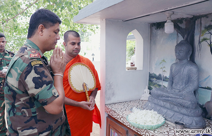 යාපනය ආරක්‍ෂක සේනා ආඥාපතිතුමන් එම ප්‍රදේශයේ ආගමික පූජකවරුන් බැහැදැක ආශිර්වාද ලබාගනි