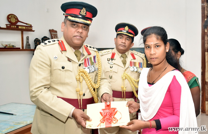 Army Organizes Financial Donations to Two University Entrants