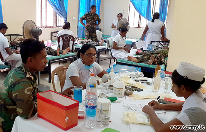 561 Brigade Troops Respond to Vavuniya Hospital Emergency & Give away Blood