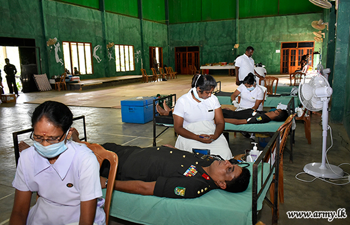 56 Division Marks its Birthday Giving Blood to Vavuniya Patients 