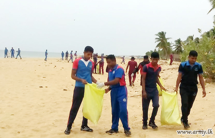 Mullaittivu Troops Contribute to Coastal Belt Cleaning 