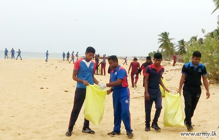 මුලතිව් භටපිරිස් වෙරළ තීරය පිරිසිදු කිරීමට දායක වෙති