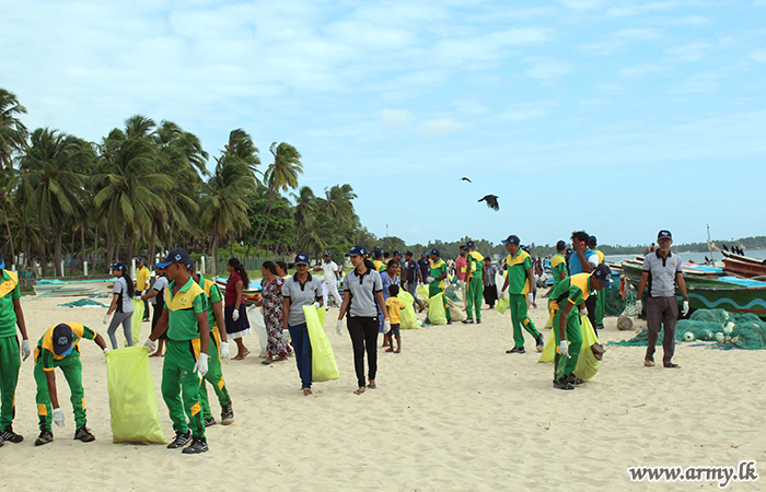 East Troops Actively Contribute to Beach Cleaning 