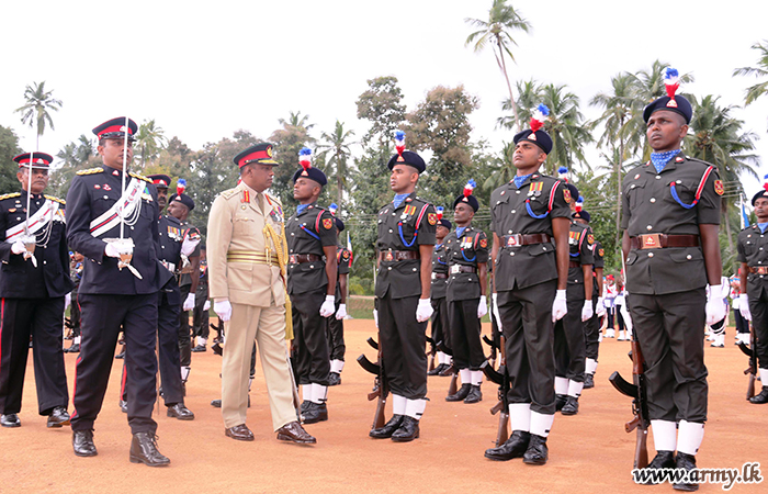 නික්ම යන රෙජිමේන්තු අධිපති වෙත ශ්‍රී ලංකා ජාතික ආරක්‍ෂක බළමුළුවේ ගෞරවාචාරය පිරිනැමේ