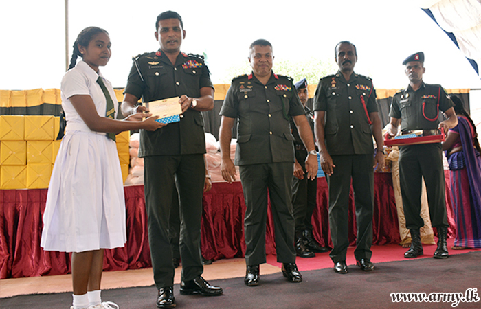 சிறுவர் மற்றும் முதியோர் தினத்தன்று வன்னி பாதுகாப்புப் படையினரால்  அன்பளிப்பு 