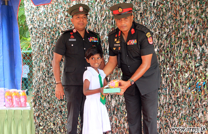 முகமாலை பாடசாலை மாணவர்களுக்கு படையினரால் பாடசாலை உபகரணங்கள் வழங்கல் 