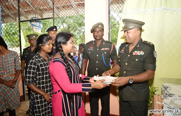 643 ஆவது பிரிகேட் படையினர் முத்துஐயன்கட்டுகுளம் மாணவர்களுக்கு  மதிய   உணவு  வழங்கல் 