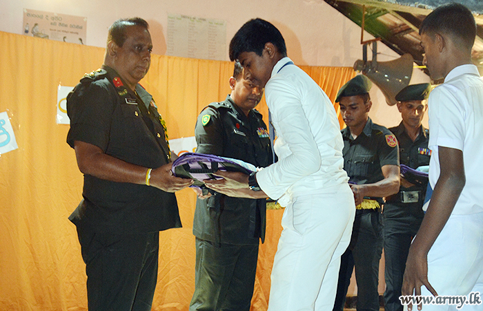 படையினரால்  பாடசாலை உபகரணங்கள்  வழங்கி வைப்பு