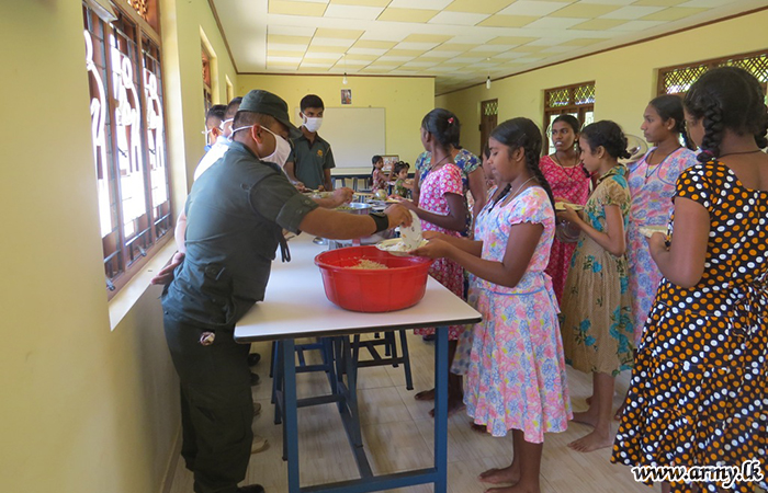 சிறுவர்  இல்லத்திற்கு படையினரால் மதிய உணவு  வழங்கள்