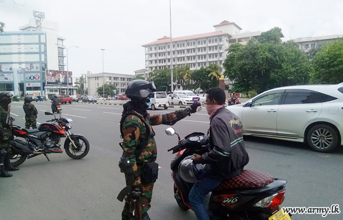 Army QRRT in Colombo to Check Body Temperature