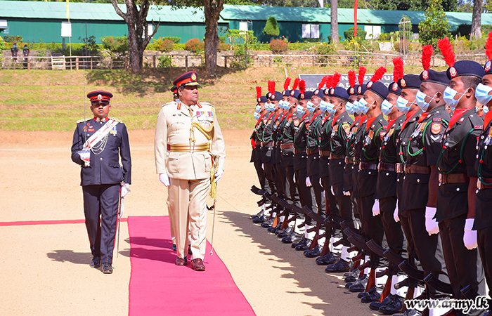 Retiring Central Commander Presented Honours at SFHQ-C in Diyatalawa   