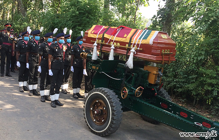 விசுவமடுவில் காயமுற்ற படை வீரர் இராணுவ மரியாதைக்கு மத்தியில் அடக்கம்